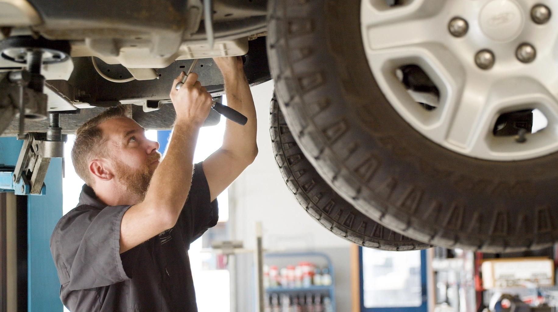 6423a890749ea5bbba917705 Car Servicing mechanic